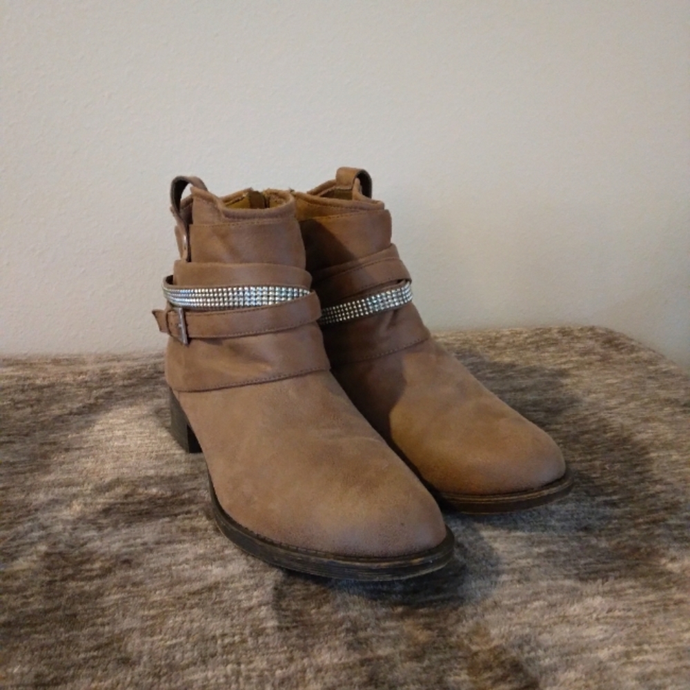 Curfew Crystal strappy booties size 9.5